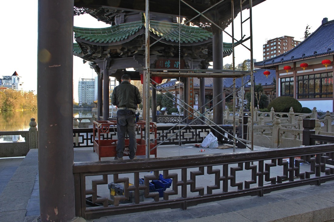 6、	工人正在组装和整理大红灯笼的灯架。