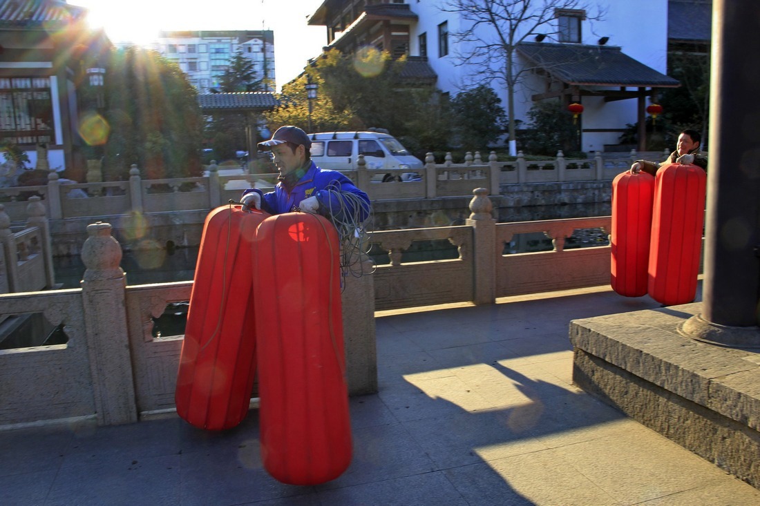 8、	工人拎来1米3多高的大红灯笼。