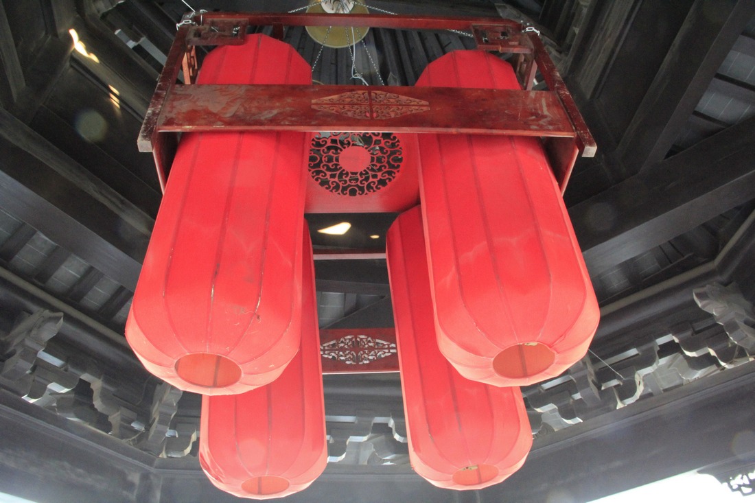 16、	呵。又一组大红灯笼在亭内高高挂起来啦！