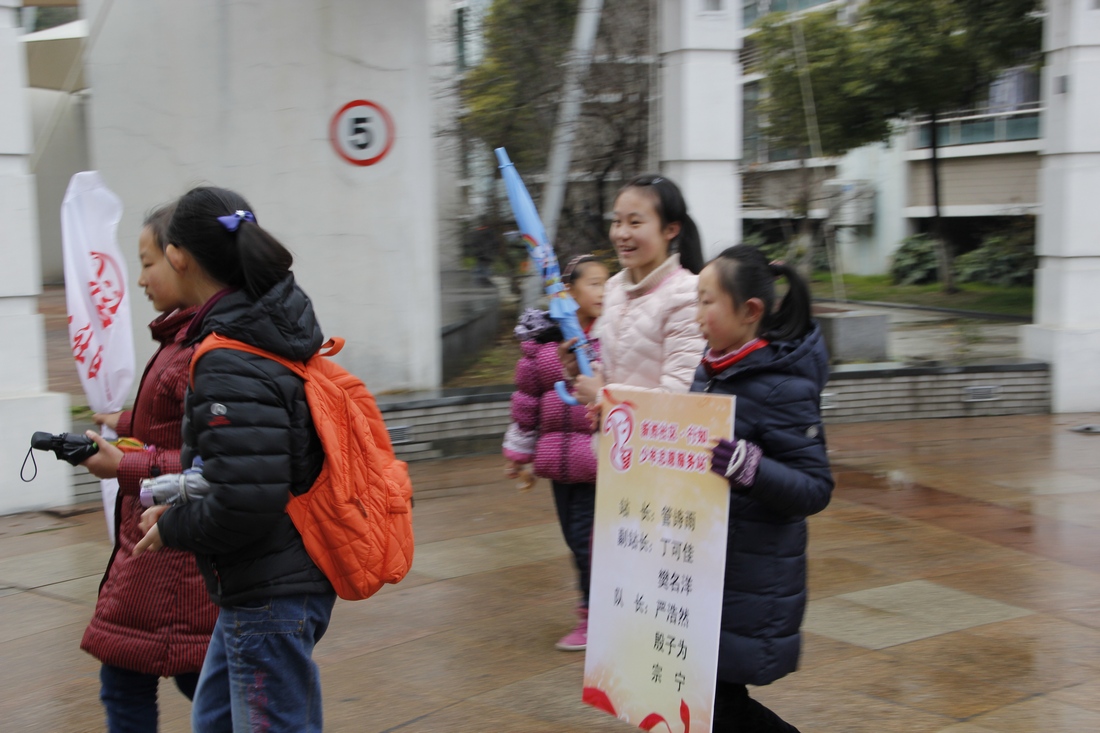 1、	市三好标兵管诗雨同学和少年志愿服务站的小志愿者。