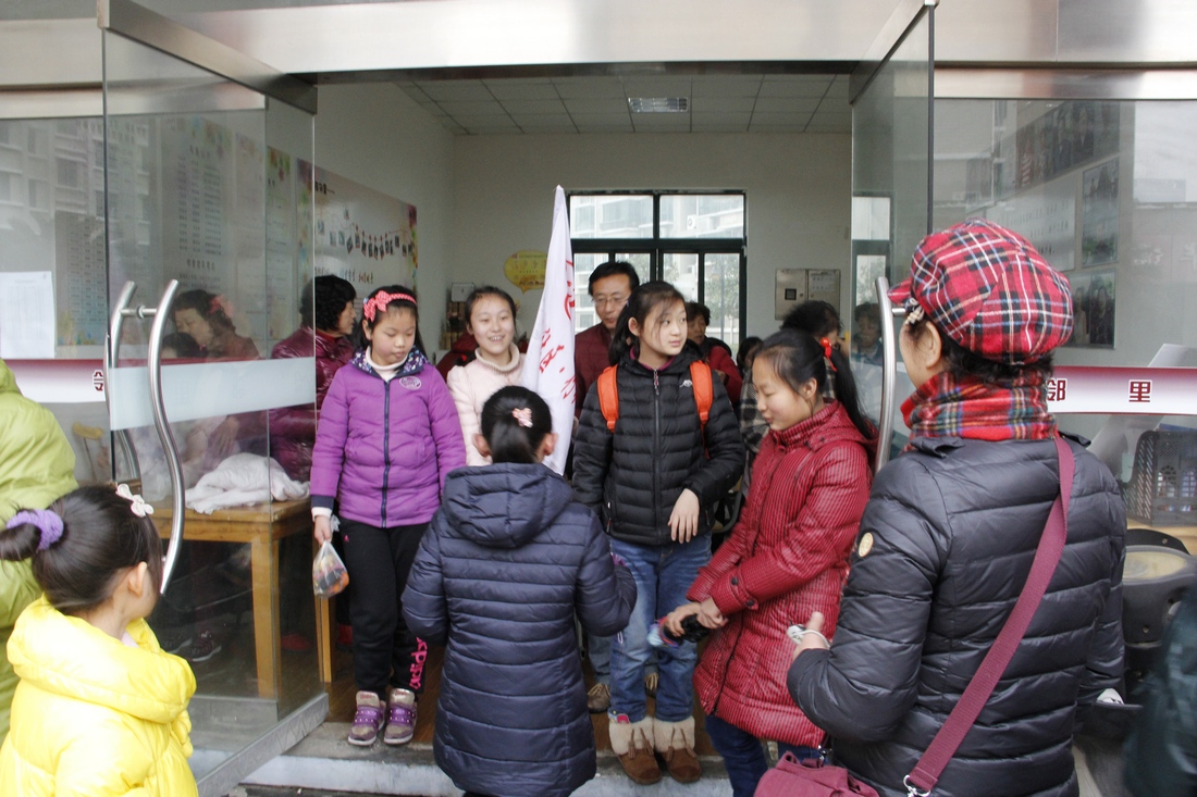 2、	行知少年志愿服务站的小志愿者来到邻里服务点。