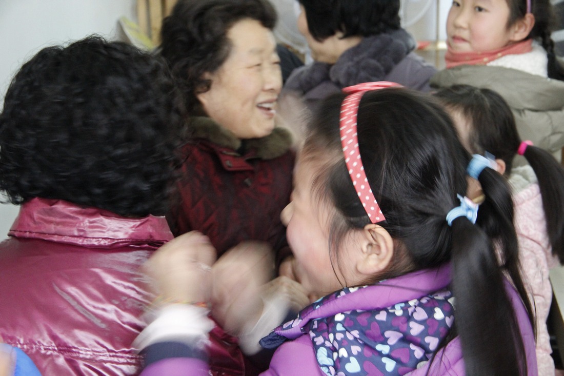 5、	小小志愿者在替老奶奶们捶捶背。