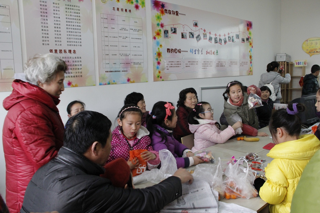 6、	与老奶奶、老爷爷们一起分享带来的糖果和零食。