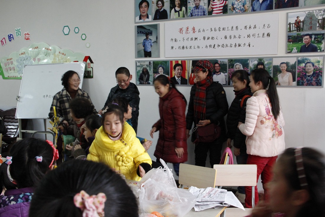 7、	和老奶奶、老爷爷志愿者进行交流和联欢。