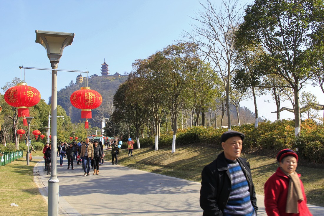 一拨又一拨喜气洋洋的游人。