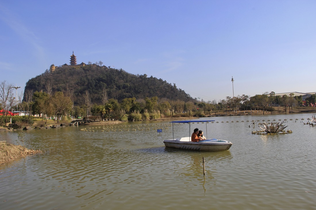 小情侣湖上泛舟。