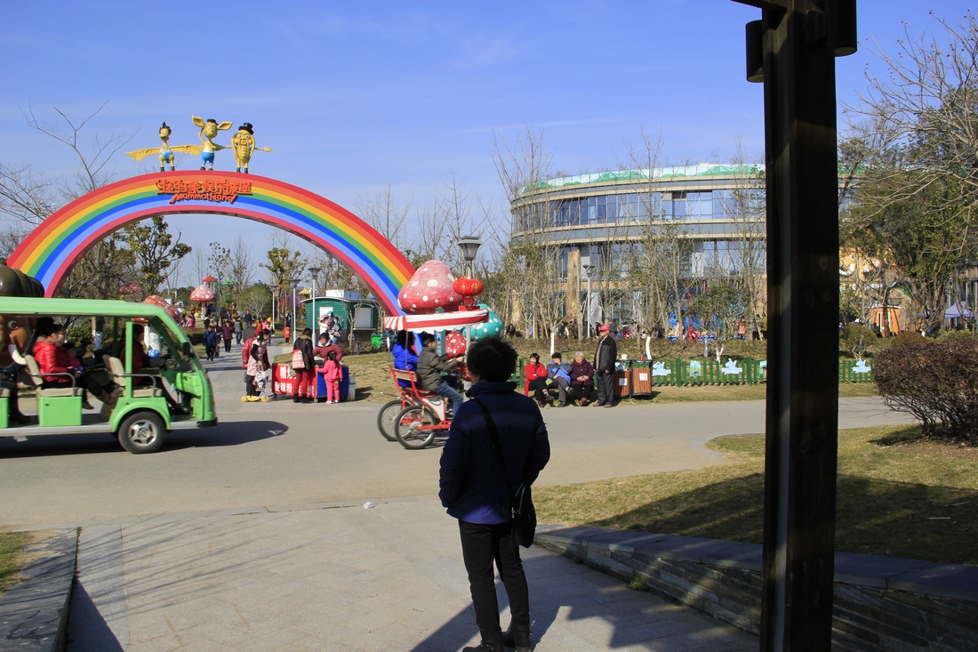 坐在车上逛游园。