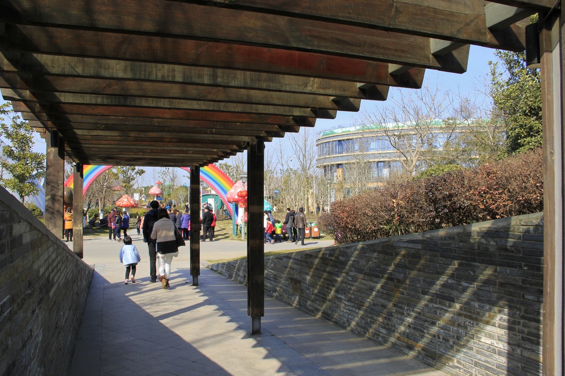 带孩子去猛玛象娱乐城堡。