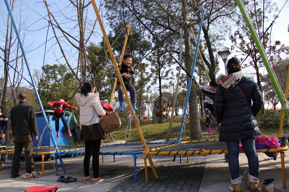 小朋友在绷床上跳的欢。