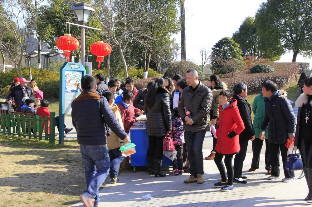 小吃摊前也热闹。