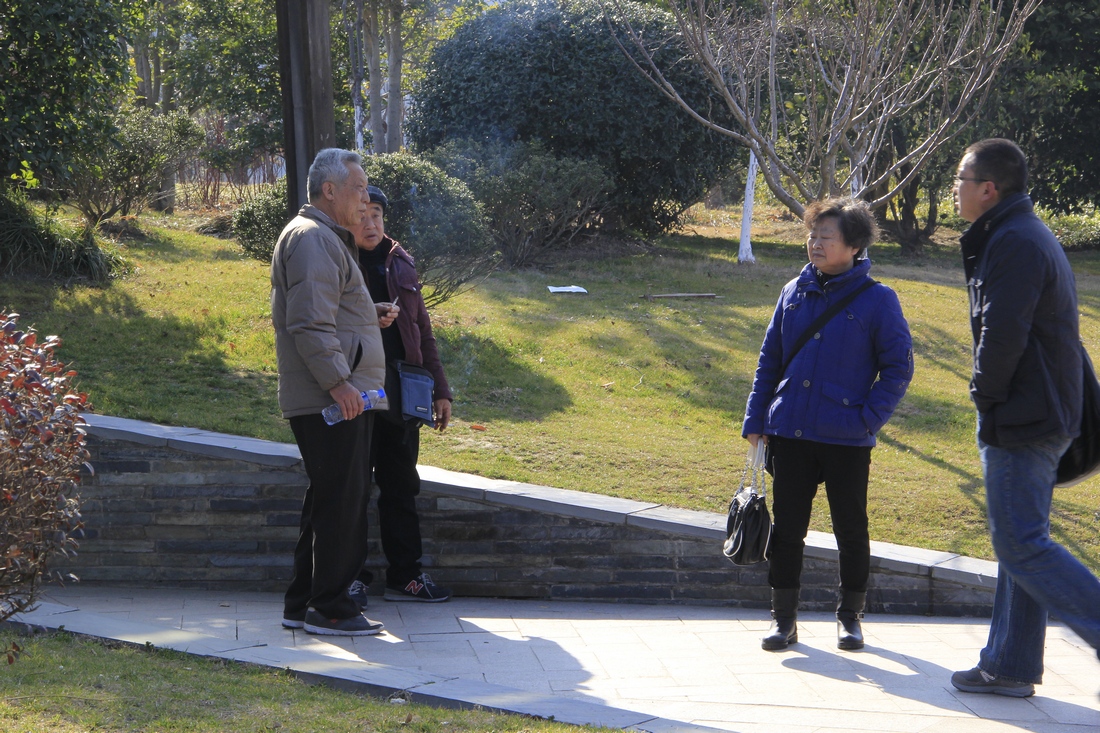 老爷子抽根烟，再游园。