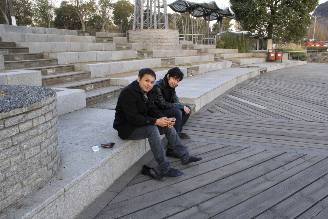 两老外逛累了，息一息。