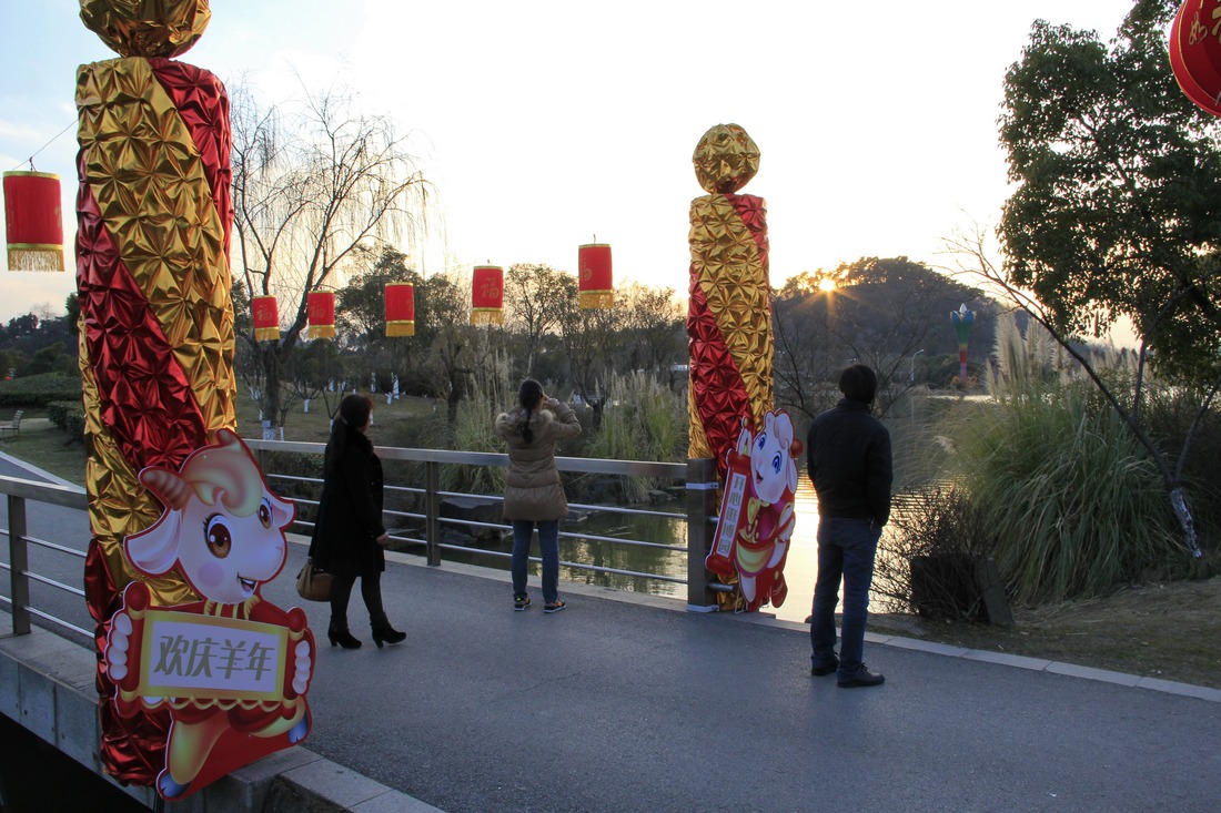 临走时用手机拍下羊年第一天的夕阳。
