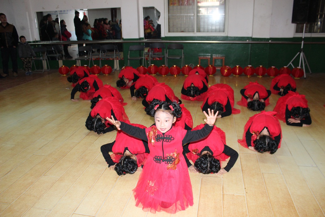 《娃娃闹春》剧照1