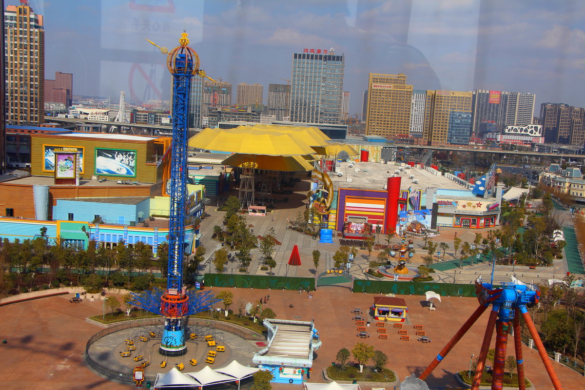 我第一次近距离看到高高的摩天轮并且坐上去欣赏到美丽的北城风景