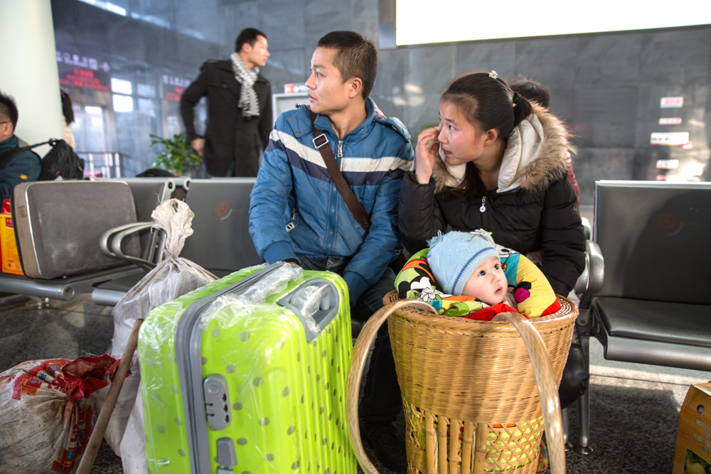 ４他们不时的查看时间表，期待着发车时间快点到来