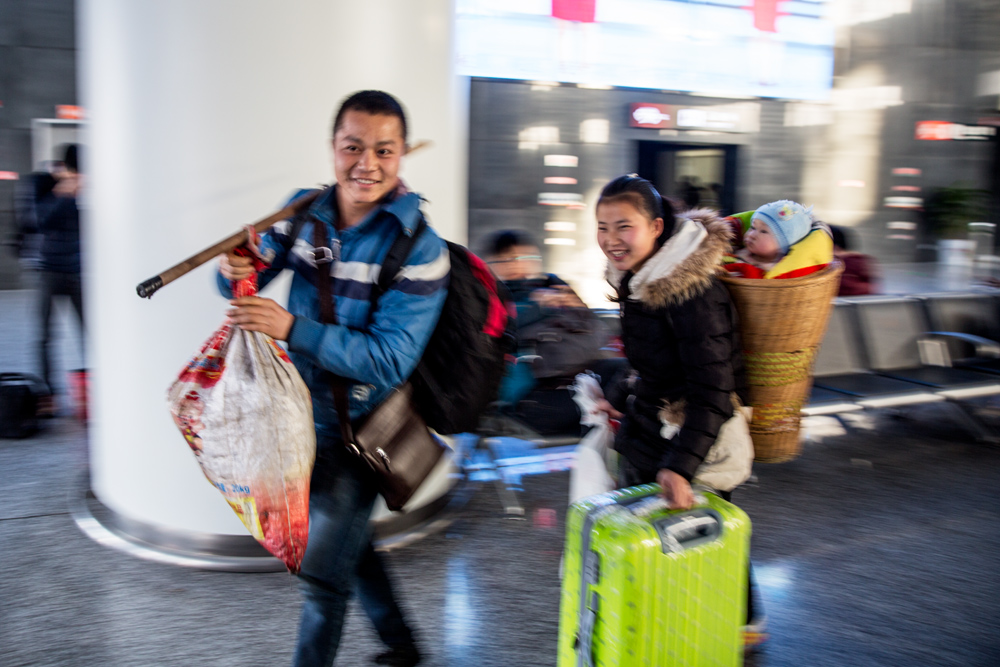 ５．上车时间终于到了．扛着全家的行囊，背着对未来的憧憬和希望，大步向检票口走去。