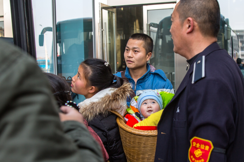 ８．背篓里的孩子好像也感受到亲情似的温暖，对这位爷爷露出了一个笑脸