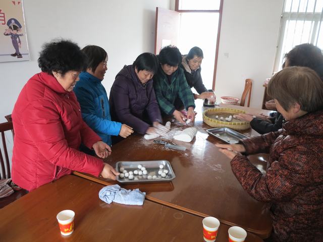 邻里理事齐动手，共庆三八妇女节