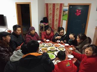 过年亲友团聚.jpg