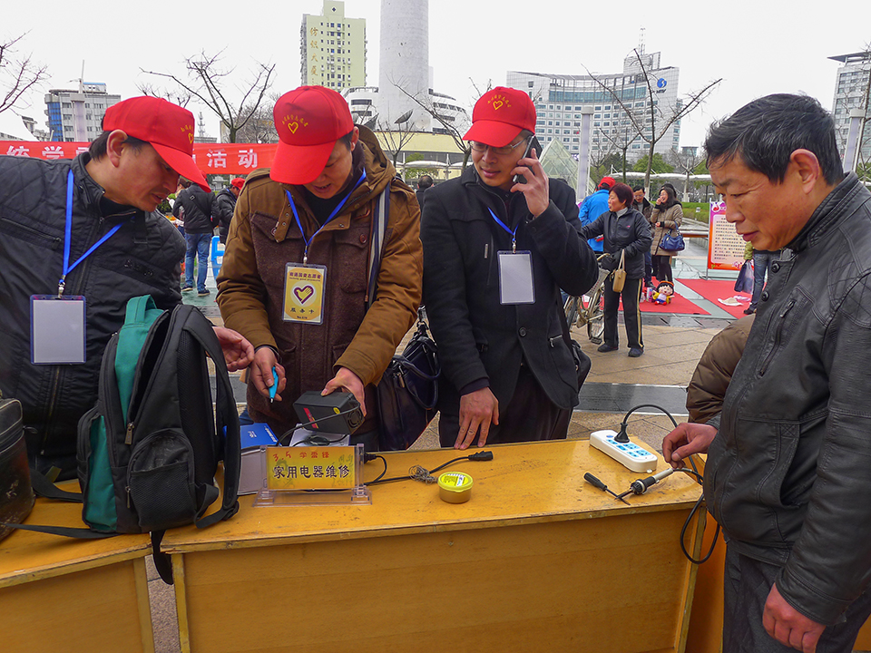 南通国资委举行学雷锋广场志愿者服务活动[组图] (1).jpg