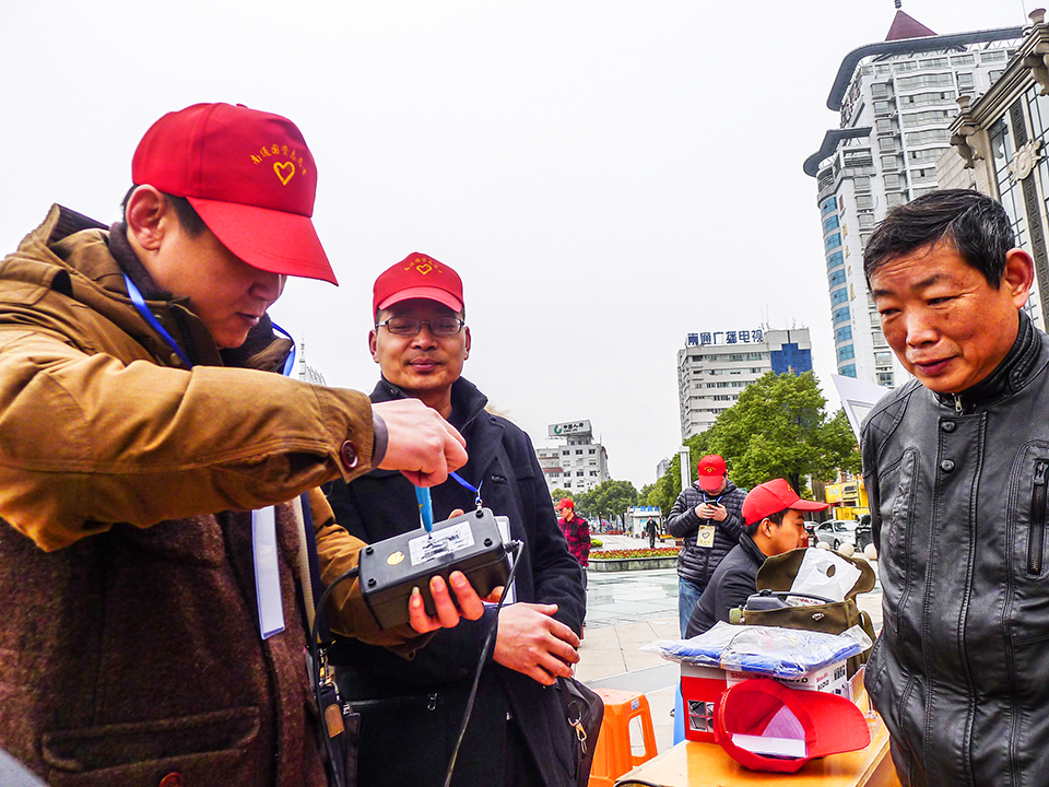 南通国资委举行学雷锋广场志愿者服务活动[组图] (2).jpg