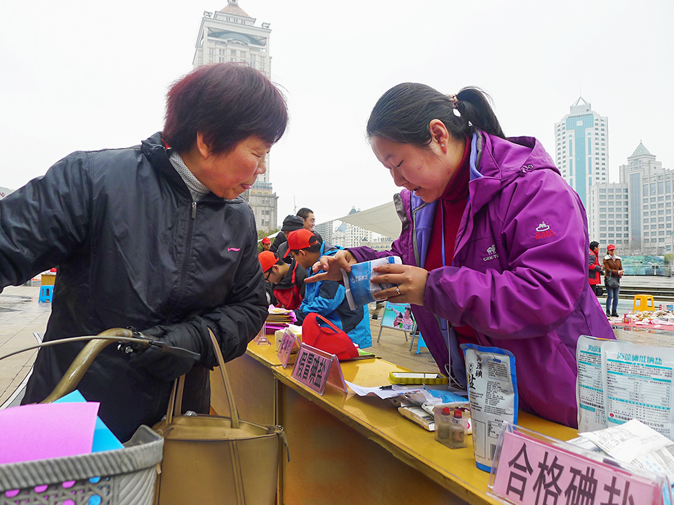 南通国资委举行学雷锋广场志愿者服务活动[组图] (3).jpg
