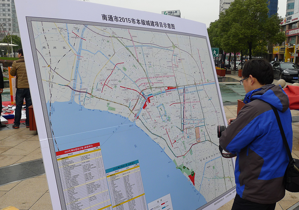 南通国资委举行学雷锋广场志愿者服务活动[组图] (5).jpg