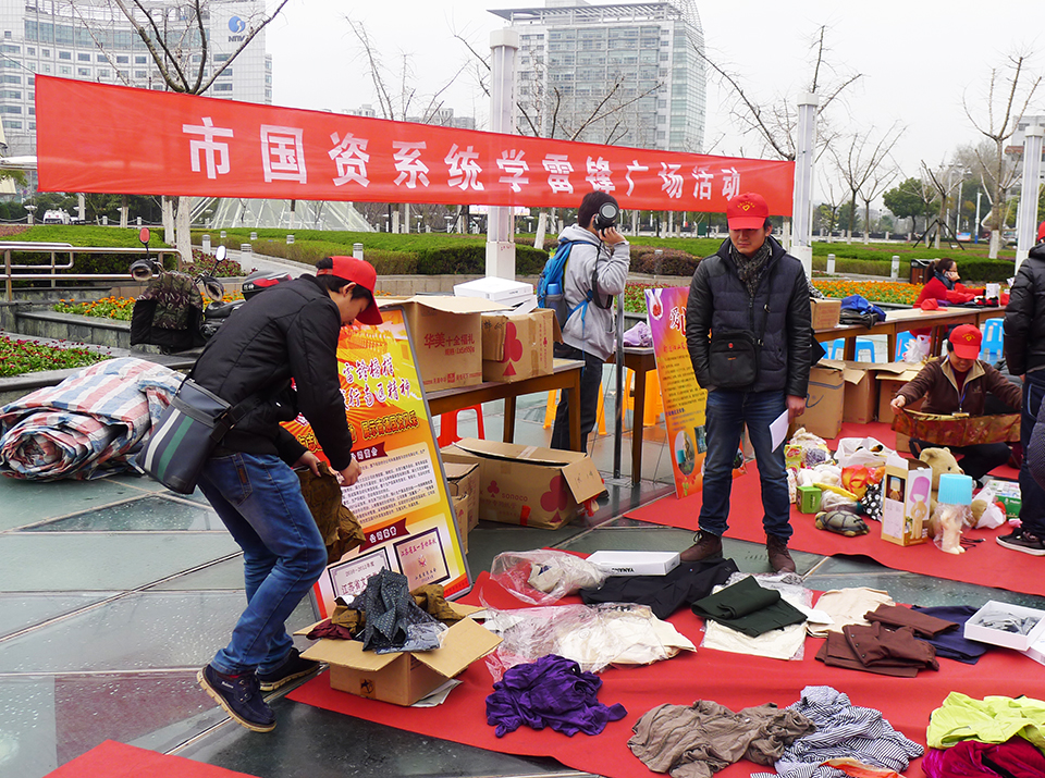 南通国资委举行学雷锋广场志愿者服务活动[组图] (7).jpg