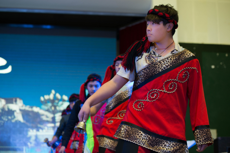 3月24日西藏农奴翻身日陪天太蓝老师去西藏民族中学拍摄学生活动