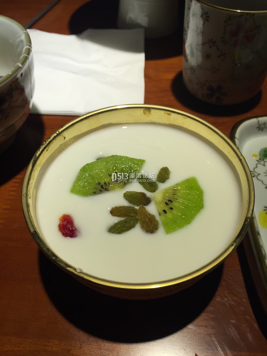 新疆现酿酸奶，店家自制的酸奶配上新疆葡萄干酸甜可口！