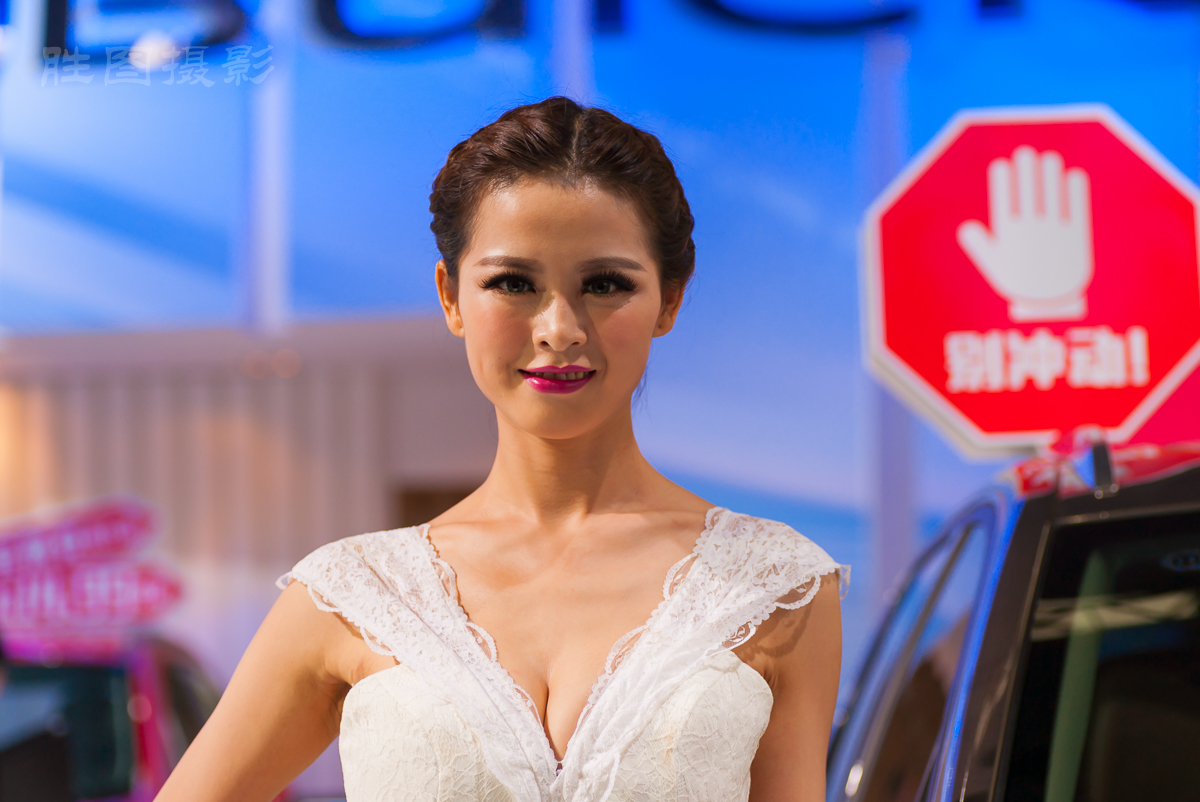 模特后面有一块警示牌，是不是有人非礼了。