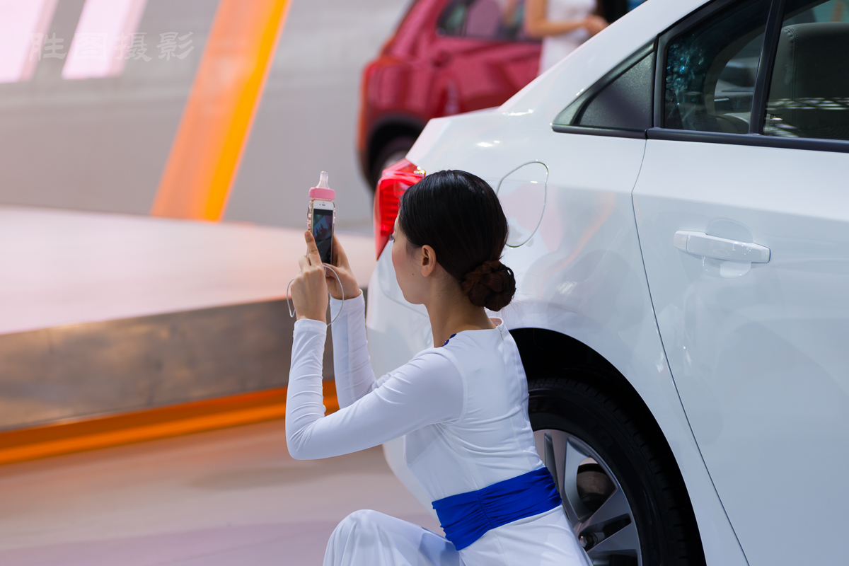 拍了一张，检查曝光是否正确，非常专业。