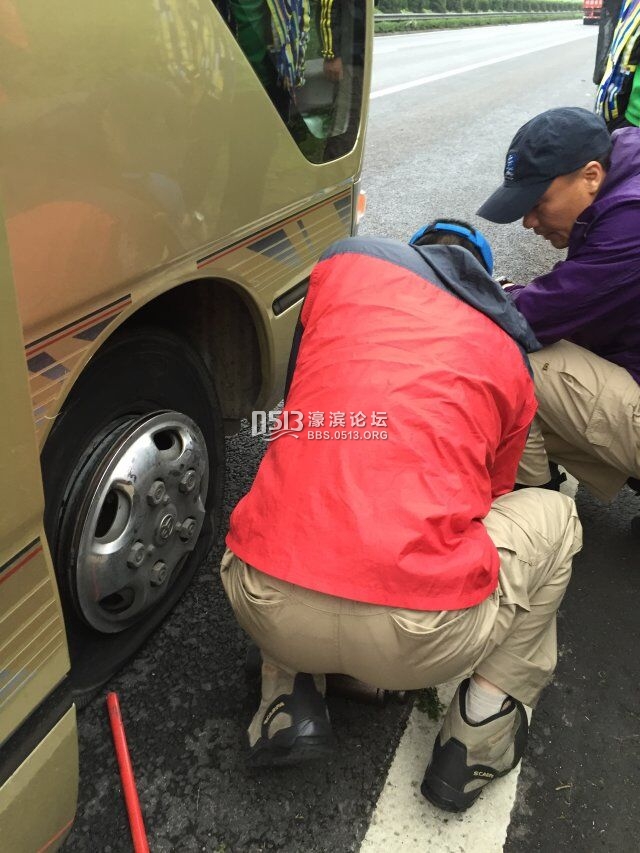 爆胎了 两个阿乌卵在研究怎么换备胎