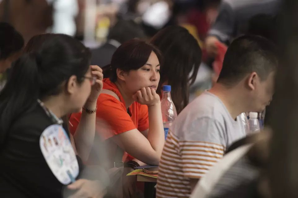 考场外，焦虑的妈妈！