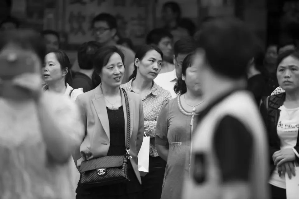 神情各异的家长