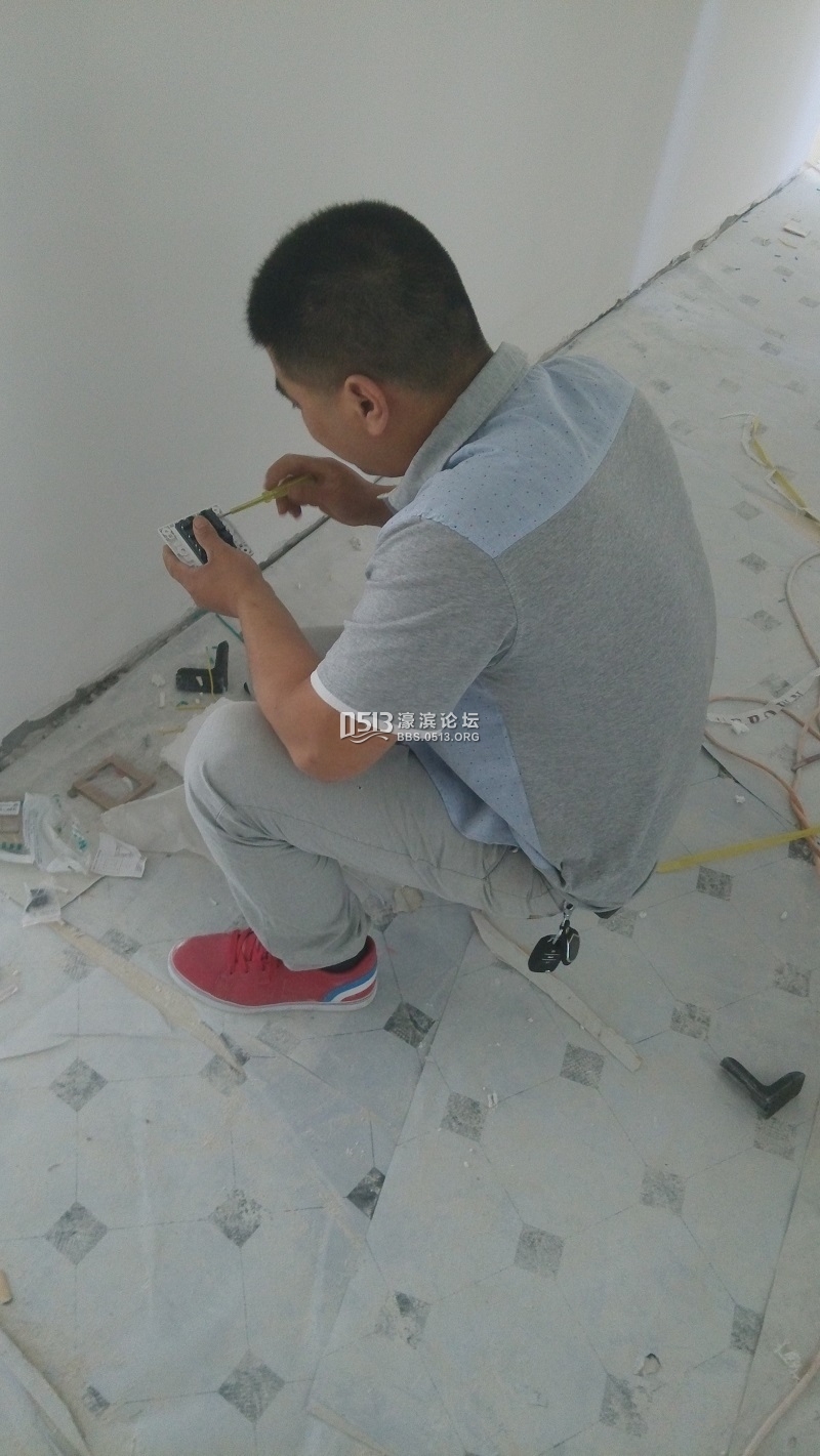 电工师傅正在安装开关