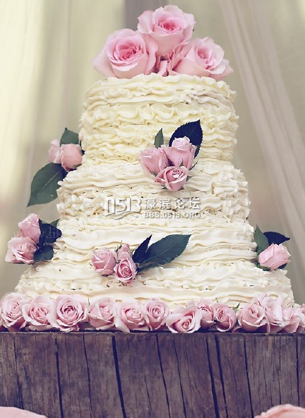 褶皱婚礼蛋糕