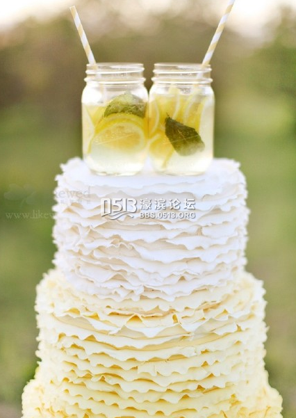 褶皱婚礼蛋糕