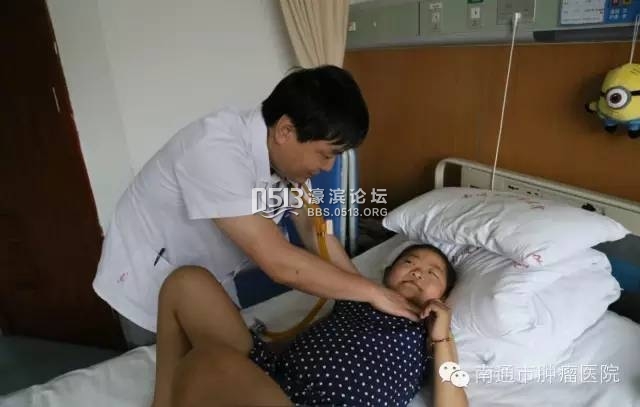 医院医护人员为小刘做检查