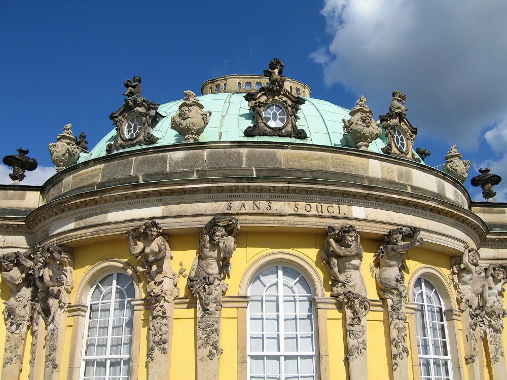 无忧宫中央的部分。中央往前突起，成圆弧状，屋檐上刻有SANS SOUCI字样。柱子突出外墙.jpg