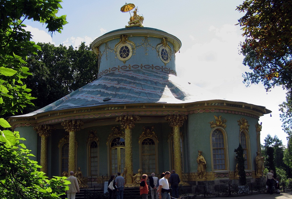 花园内有一座六角凉亭，采用中国传统的碧绿筒瓦 、金黄色柱 、伞状盖顶 、落地圆柱结.jpg