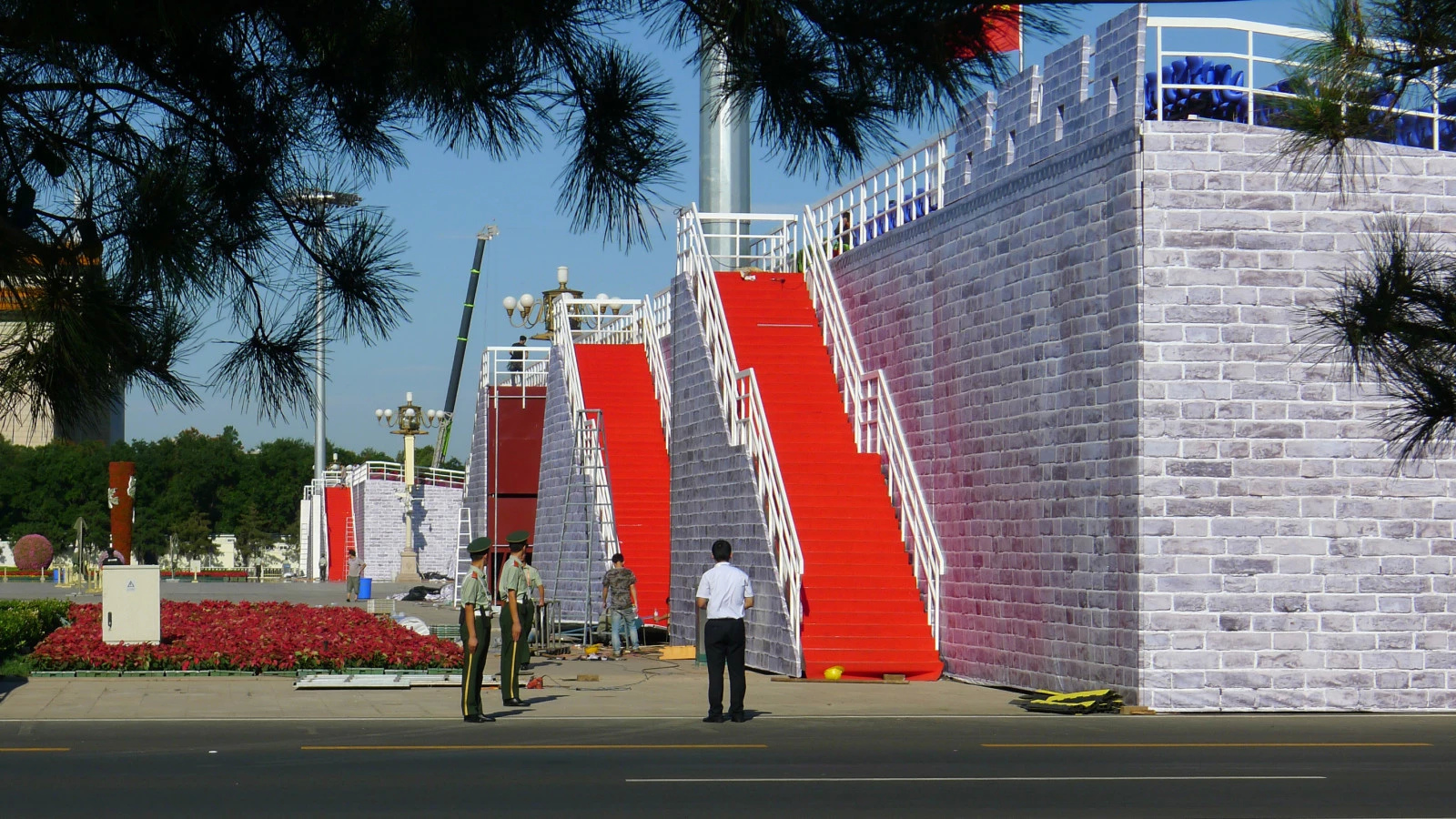 4 天对面似乎也搭了个观礼台（无法看到正面）.jpg