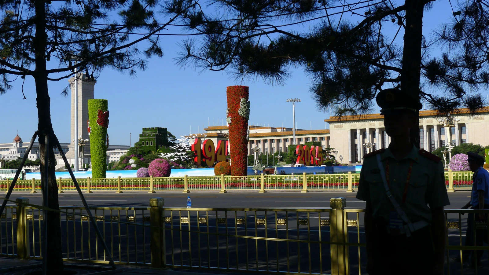 5 广场上也布置好了花坛、长城造型绿植.jpg