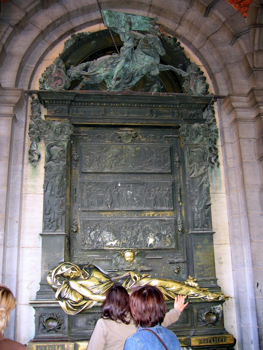 布鲁塞尔大广场.拱廊下的Evradt Serclaes幸运女神雕像.jpg