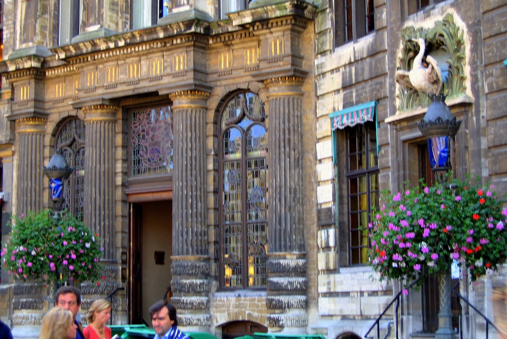 天鹅咖啡馆，马克思和恩格斯曾在此共同草拟《共 c d宣言.jpg