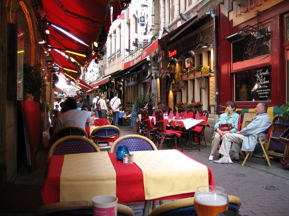 美食街 国王大厦往外走，到 Marche aux Herbes 大道，左手边有条小路，这条小路称作“.jpg