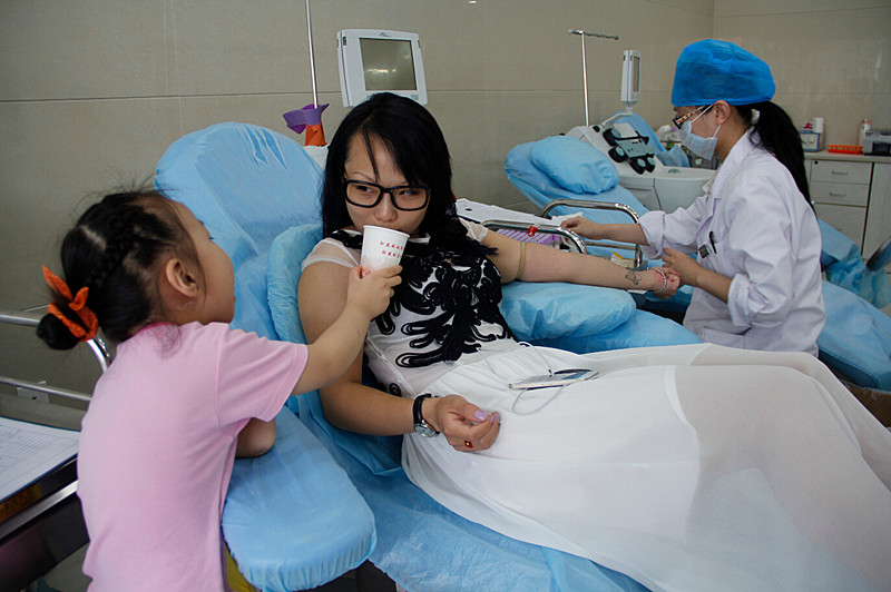 妈妈献血我喂水