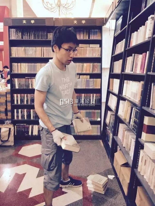 上海书展︱看！那些布展的年轻人