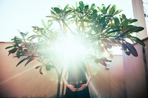 他的妻子选择在家分娩，他用镜头记录下了这一切